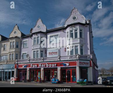 Spielhalle in Whitmore Bay auf Barry Island in Wales im Frühjahr Stockfoto