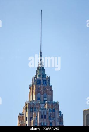 70 Pine Street, auch bekannt als 60 Wall Tower, ist ein bedeutendes Bürogebäude mit Nadeltürmen, das zu Wohnhäusern und Hotels im Finanzviertel von NYC umgebaut wurde. Stockfoto