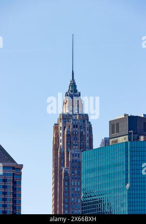 70 Pine Street, auch bekannt als 60 Wall Tower, ist ein bedeutendes Bürogebäude mit Nadeltürmen, das zu Wohnhäusern und Hotels im Finanzviertel von NYC umgebaut wurde. Stockfoto