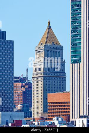Eine vergoldete pyramidenförmige Krone markiert das Wahrzeichen des Thurgood Marshall United States Courthouse, 40 Centre Street, entworfen von Cass Gilbert. Stockfoto