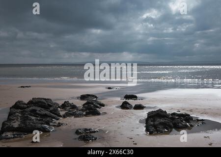 Dramatischer Himmel vom Whitmore Bay Beach auf Barry Island in Wales im Frühjahr Stockfoto