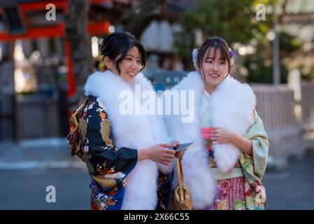 Zwei japanische Mädchen in Kimonos für das neue Jahr im Ikuta-Schrein, Kobe, Japan Stockfoto