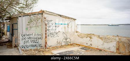 Zelte oder Fischerhäuser in einer Phase des Zerfalls im „bico do mexilhoeiro“ auf der Halbinsel der Stadt Barreiro-Estremadura-Portugal. Stockfoto