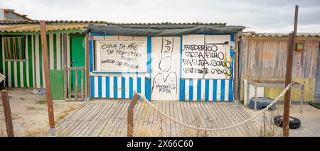 Zelte oder Fischerhäuser in einer Phase des Zerfalls im „bico do mexilhoeiro“ auf der Halbinsel der Stadt Barreiro-Estremadura-Portugal. Stockfoto