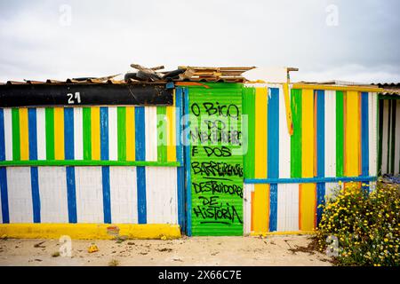 Zelte oder Fischerhäuser in einer Phase des Zerfalls im „bico do mexilhoeiro“ auf der Halbinsel der Stadt Barreiro-Estremadura-Portugal. Stockfoto