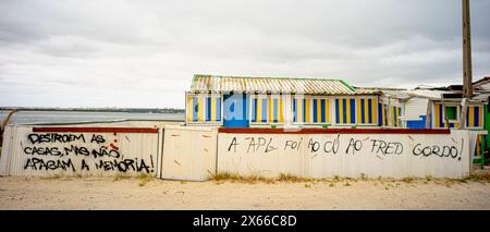 Zelte oder Fischerhäuser in einer Phase des Zerfalls im „bico do mexilhoeiro“ auf der Halbinsel der Stadt Barreiro-Estremadura-Portugal. Stockfoto