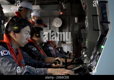 Seoul, SÜDKOREA. Mai 2024. 13. Mai 2024-Seoul, Südkorea-ROK Navy nimmt an einer Feuerübung mit Lenkraketen auf der Ostsee in Südkorea Teil. Die Marine sagte am Montag, sie habe gemeinsam mit der Armee und der Luftwaffe Live-Feuerübungen in der Ostsee durchgeführt, um ihre Bereitschaft gegen nordkoreanische Bedrohungen zu verstärken. (Kreditbild: © Verteidigungsministerium via ZUMA Press Wire) NUR REDAKTIONELLE VERWENDUNG! Nicht für kommerzielle ZWECKE! Stockfoto