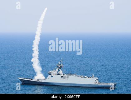 Seoul, SÜDKOREA. Mai 2024. 13. Mai 2024-Seoul, Südkorea-ROK Navy nimmt an einer Feuerübung mit Lenkraketen auf der Ostsee in Südkorea Teil. Die Marine sagte am Montag, sie habe gemeinsam mit der Armee und der Luftwaffe Live-Feuerübungen in der Ostsee durchgeführt, um ihre Bereitschaft gegen nordkoreanische Bedrohungen zu verstärken. (Kreditbild: © Verteidigungsministerium via ZUMA Press Wire) NUR REDAKTIONELLE VERWENDUNG! Nicht für kommerzielle ZWECKE! Stockfoto