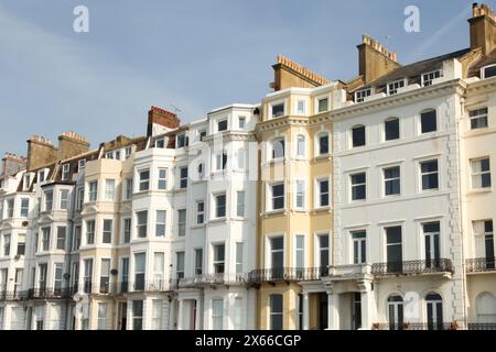 Eine Reihe von Reihenhäusern auf Grosvenor Crescent, St. Leonard auf dem Meer, Hastings, East Sussex, England, Großbritannien, 2024, tagsüber Stockfoto