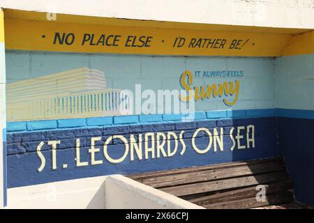 Malerei der Prom Wandgemälde und Street Art. Es fühlt sich immer sonnig an, St. Leonards on Sea, Hastings, Großbritannien, 2024, tagsüber Stockfoto