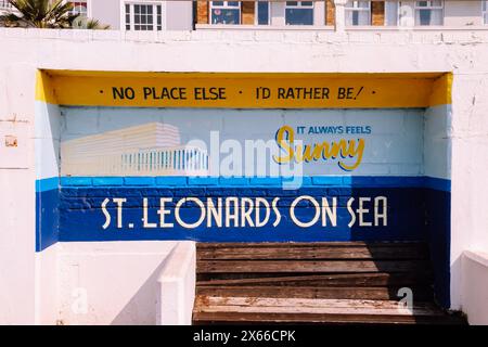 Malerei der Prom Wandgemälde und Street Art. Es fühlt sich immer sonnig an, St. Leonards on Sea, Hastings, Großbritannien, 2024, tagsüber Stockfoto