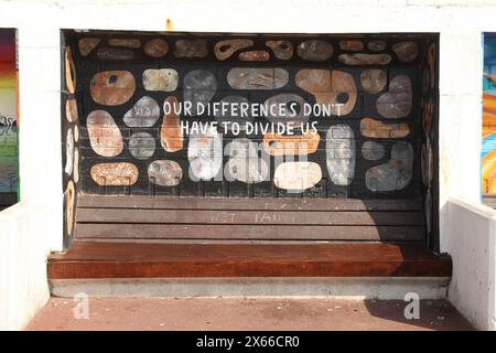 Malerei der Prom Wandgemälde & Street Art. "Unsere Unterschiede müssen uns nicht teilen" St. Leonards on Sea, Hastings, England, Großbritannien, 2024, tagsüber Stockfoto