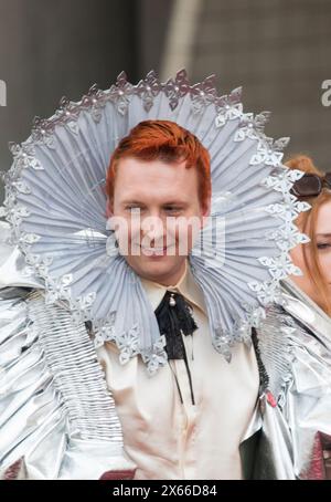 London, Großbritannien. 12. Mai 2024 Joe Lycett, Comedian, trägt ein nachgeahmtes Elizabeth 1st Kleid und nimmt an den BAFTA Television Awards in der Royal Festival Hall Teil. Quelle: Prixpics/Alamy Live News Stockfoto