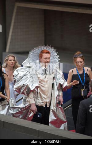 London, Großbritannien. 12. Mai 2024 Joe Lycett, Comedian, trägt ein nachgeahmtes Elizabeth 1st Kleid und nimmt an den BAFTA Television Awards in der Royal Festival Hall Teil. Quelle: Prixpics/Alamy Live News Stockfoto