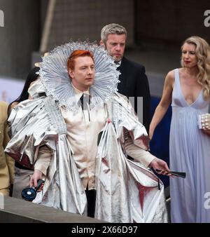 London, Großbritannien. 12. Mai 2024 Joe Lycett, Comedian, trägt ein nachgeahmtes Elizabeth 1st Kleid und nimmt an den BAFTA Television Awards in der Royal Festival Hall Teil. Quelle: Prixpics/Alamy Live News Stockfoto