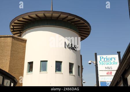 Marks and Spencer M&S Shop Außenfassade Priory Meadow Einkaufszentrum in Hastings, East Sussex, England, Großbritannien. Blauer Himmel, außen M&S-Logo. Stockfoto