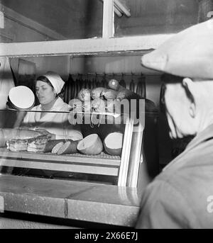 Die Sozialistische Republik Rumänien in den 1970er Jahren Innenraum eines staatseigenen Geschäfts, das Fleischprodukte verkauft. Stockfoto