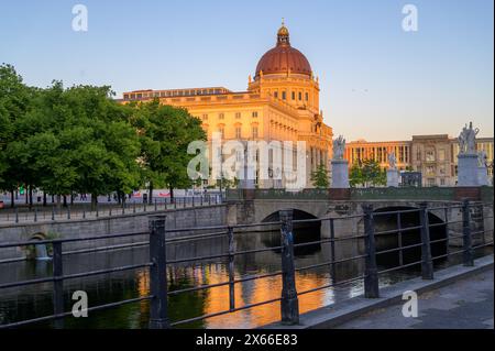 Stadtbild mit dem Berliner Stadtschloss und dem Kupfergraben von der Eisernen Brücke Stockfoto