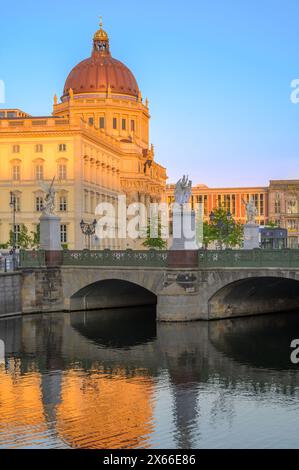 Stadtbild mit dem Berliner Stadtschloss und dem Kupfergraben von der Eisernen Brücke Stockfoto