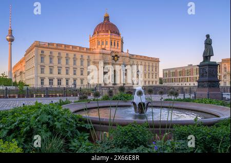 Stadtbild mit dem Berliner Stadtschloss und dem Kupfergraben von der Eisernen Brücke Stockfoto