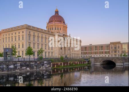 Stadtbild mit dem Berliner Stadtschloss und dem Kupfergraben von der Eisernen Brücke Stockfoto