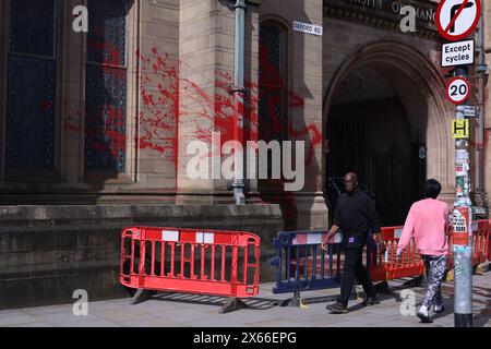 Views of Red Paint, die an der Universität Manchester aus Protest gegen ihre angebliche Unterstützung Israels im anhaltenden Konflikt gegen Hammas in Gaza geworfen wurde, wie sie am Montag, den 13. Mai 2024 in Manchester, England, zu sehen war (Credit: MI News) Credit: MI News & Sport /Alamy Live News Stockfoto