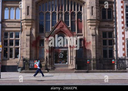 Views of Red Paint, die an der Universität Manchester aus Protest gegen ihre angebliche Unterstützung Israels im anhaltenden Konflikt gegen Hammas in Gaza geworfen wurde, wie sie am Montag, den 13. Mai 2024 in Manchester, England, zu sehen war (Credit: MI News) Credit: MI News & Sport /Alamy Live News Stockfoto