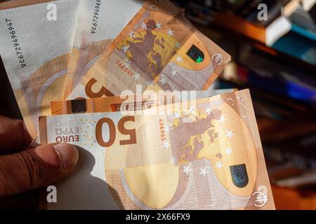 Hand mit mehreren 50-Euro-Scheinen Stockfoto