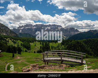 Sellagruppe Berg in den Dolomiten, Italien, von Gamsblut Hutte aus gesehen, auf dem Wanderweg zum Seceda Berg. Stockfoto
