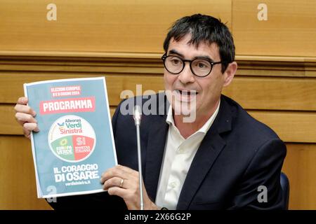 Roma, Italien. Mai 2024. Nicola Fratoianni AVSdurante la conferenza stampa per illustrare il programma di Alleanza Verdi Sinistra per le elezioni europee, Camera dei Deputati a Roma, Lunedì, 13 Maggio 2024 (Foto Mauro Scrobogna/LaPresse) Nicola Fratoianni AVS während der Pressekonferenz zur Darstellung des Alleanza Verdi Sinistra-Programms für die Europawahlen, Abgeordnetenkammer in Rom, Montag, 13. Mai 2024 (Foto: Mauro Scrobogna/LaPresse) Credit: LaPresse/Alamy Live News Stockfoto