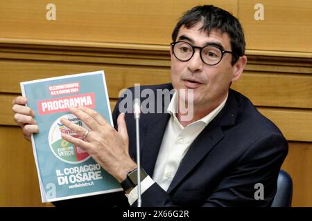 Roma, Italien. Mai 2024. Nicola Fratoianni AVSdurante la conferenza stampa per illustrare il programma di Alleanza Verdi Sinistra per le elezioni europee, Camera dei Deputati a Roma, Lunedì, 13 Maggio 2024 (Foto Mauro Scrobogna/LaPresse) Nicola Fratoianni AVS während der Pressekonferenz zur Darstellung des Alleanza Verdi Sinistra-Programms für die Europawahlen, Abgeordnetenkammer in Rom, Montag, 13. Mai 2024 (Foto: Mauro Scrobogna/LaPresse) Credit: LaPresse/Alamy Live News Stockfoto