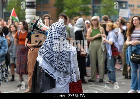 Dutzende Studenten, die gegen den israelisch-palästinensischen Konflikt protestieren, haben sich im Wissenschaftspark Utrecht vor dem Verwaltungsgebäude versammelt. Sie fordern die Universität auf, die Beziehungen zu israelischen Instituten zu unterbrechen. A Woman with a Megaphon is schreien Gesänge, UTRECHT, Niederlande, 13. Mai 2024, ZNM Photography Credit: ZNM Photography/Alamy Live News Stockfoto