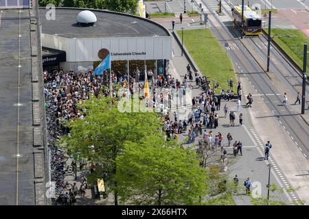 Dutzende Studenten, die gegen den israelisch-palästinensischen Konflikt protestieren, haben sich im Wissenschaftspark Utrecht vor dem Verwaltungsgebäude versammelt. Sie fordern die Universität auf, die Beziehungen zu israelischen Instituten, UTRECHT, Niederlande, 13. Mai 2024, ZNM Photography Credit: ZNM Photography/Alamy Live News zu unterbrechen Stockfoto