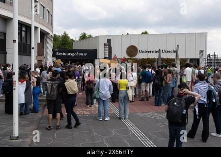 Dutzende Studenten, die gegen den israelisch-palästinensischen Konflikt protestieren, haben sich im Wissenschaftspark Utrecht vor dem Verwaltungsgebäude mit Fahnen und Schildern versammelt. Sie fordern die Universität auf, die Beziehungen zu israelischen Instituten, UTRECHT, Niederlande, 13. Mai 2024, ZNM Photography Credit: ZNM Photography/Alamy Live News zu unterbrechen Stockfoto