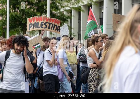 Dutzende Studenten, die gegen den israelisch-palästinensischen Konflikt protestieren, haben sich im Wissenschaftspark Utrecht vor dem Verwaltungsgebäude versammelt. Sie fordern die Universität auf, die Beziehungen zu israelischen Instituten, UTRECHT, Niederlande, 13. Mai 2024, ZNM Photography Credit: ZNM Photography/Alamy Live News zu unterbrechen Stockfoto