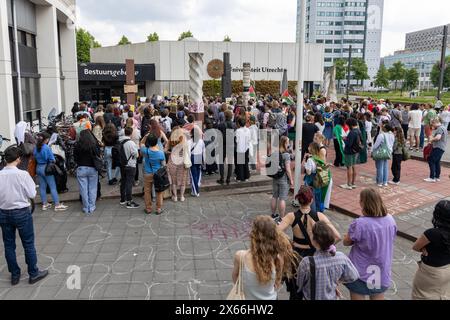 Dutzende Studenten, die gegen den israelisch-palästinensischen Konflikt protestieren, haben sich im Wissenschaftspark Utrecht vor dem Verwaltungsgebäude versammelt. Sie fordern die Universität auf, die Beziehungen zum israelischen Institut UTRECHT, Niederlande, am 13. Mai 2024, ZNM Photography Credit: ZNM Photography/Alamy Live News, abzubauen Stockfoto