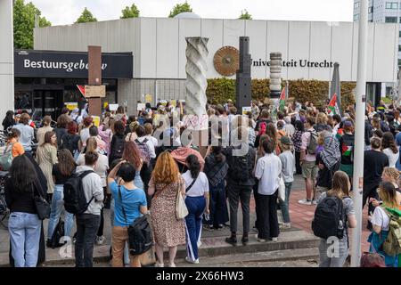 Dutzende Studenten, die gegen den israelisch-palästinensischen Konflikt protestieren, haben sich im Wissenschaftspark Utrecht vor dem Verwaltungsgebäude mit Fahnen und Pappschildern versammelt. Sie fordern die Universität auf, die Beziehungen zu israelischen Instituten zu unterbrechen. Sie haben Flugblätter auf dem Gebäude angebracht, UTRECHT, Niederlande, 13. Mai 2024, ZNM Photography Credit: ZNM Photography/Alamy Live News Stockfoto