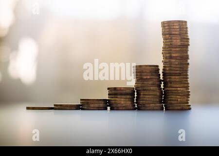 Exponentielles Geldwachstum wie Zinszinsen, symbolisiert durch Euro-Münzen. Im Laufe der Zeit ein hohes Nettovermögen aufzubauen. Konzept des Kapitalgewinns. Stockfoto