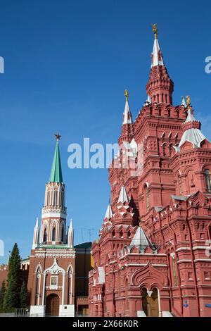 St Nicholas Tower (links), das Staatliche Historische Museum (rechts), dem Roten Platz, Weltkulturerbe der UNESCO, Moskau, Russland Stockfoto