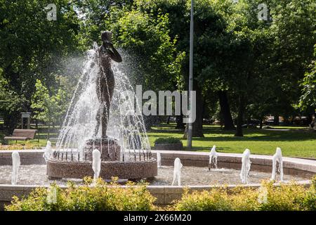 Brunnen im Stadtpark an sonnigen Sommertagen mit Wasserplätschern Stockfoto