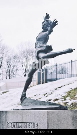 Bronzeskulptur der norwegischen Olympiasiegerin und hollywood-Filmstar Sonja Henie, Vigaland Park, Oslo, Norwegen Stockfoto