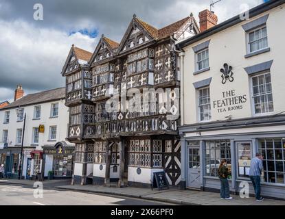 Historisches Feathers Hotel, das zum Weltkulturerbe der Kategorie 1 gehört, in Ludlow Market Town und in der Zivilpfarrei in Shropshire, England. Es liegt 28 Meilen südlich von Spitzhaufen Stockfoto