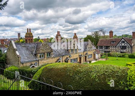 Der Blick vom St. Giles Churchyard aus, der das St. Giles Hospital und die Old Bell in Ludford zeigt, ist ein kleines Dorf und eine Bürgergemeinde im Süden von Shropshire, Engl Stockfoto