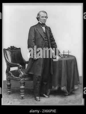 Andrew Johnson, Porträt in voller Länge, stehend, nach rechts gerichtet, mit Tisch und Stuhl, Bürgerkriegsfotos 1861-1865 Stockfoto
