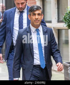 London, England, Großbritannien. Mai 2024. Der britische Premierminister RISHI SUNAK verlässt Policy Exchange nach einer Rede. (Kreditbild: © Tayfun Salci/ZUMA Press Wire) NUR REDAKTIONELLE VERWENDUNG! Nicht für kommerzielle ZWECKE! Quelle: ZUMA Press, Inc./Alamy Live News Stockfoto