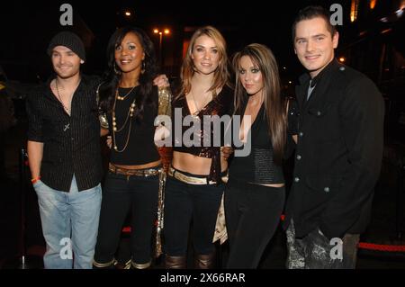 Liberty X kommt für die Pop Factory Awards in Porth. 12/05 von links nach rechts sind Kevin Simm, Kelli Young, Jessica Taylor, Michelle Heaton und Tony Lundon. Stockfoto