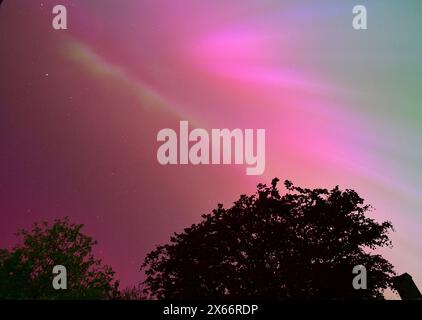 Aurora borealis (Nordlichter) aus Aberystwyth, Wales, Großbritannien kurz vor Mitternacht am 10. Mai 2024 während eines intensiven Sonnensturms. Stockfoto