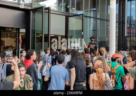 Amsterdam, Niederlande. Mai 2024. Studenten, die für die Demonstration des freien Palästinensergebäudes UVA Roeterseiland in Amsterdam, Niederlande 13-5-2024 Credit: Robert vant Hoenderdaal/Alamy Live News Stockfoto