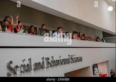 Amsterdam, Niederlande. Mai 2024. Studenten, die für die Demonstration des freien Palästinensergebäudes UVA Roeterseiland in Amsterdam, Niederlande 13-5-2024 Credit: Robert vant Hoenderdaal/Alamy Live News Stockfoto