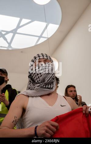 Amsterdam, Niederlande. Mai 2024. Studenten, die für die Demonstration des freien Palästinensergebäudes UVA Roeterseiland in Amsterdam, Niederlande 13-5-2024 Credit: Robert vant Hoenderdaal/Alamy Live News Stockfoto